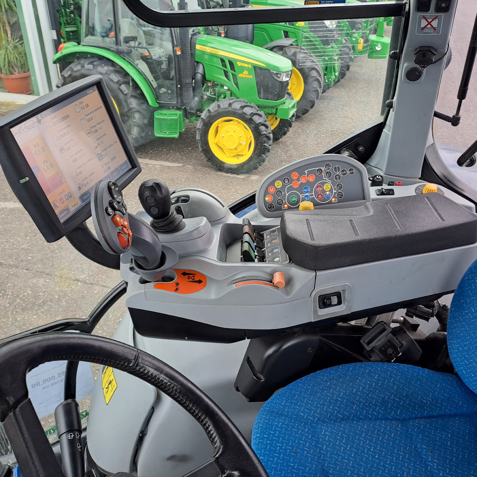 NEW HOLLAND T7.270 BLUEPOWER - Trator: foto 5 NEW HOLLAND T7.270 BLUEPOWER - Trator: foto 5