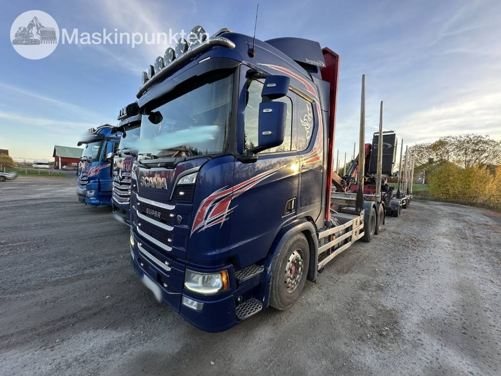 Scania R 580 timmerbil med kran  - Camião de transporte de madeira: foto 1 Scania R 580 timmerbil med kran  - Camião de transporte de madeira: foto 1