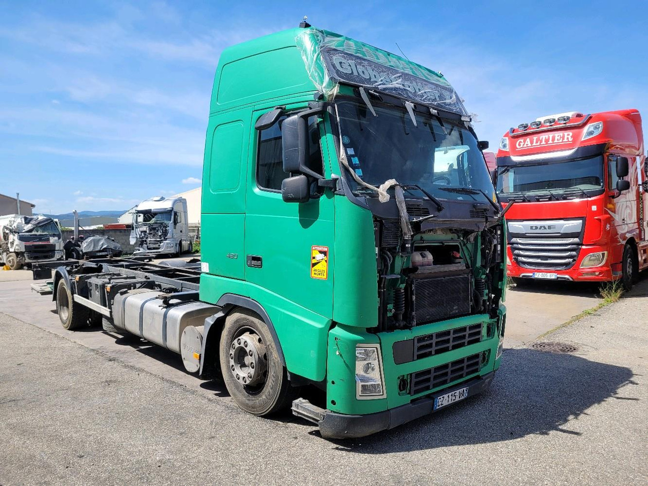 VOLVO FH12 420 GLOBETROTTER - Camião transportador de contêineres/ Caixa móvel: foto 1 VOLVO FH12 420 GLOBETROTTER - Camião transportador de contêineres/ Caixa móvel: foto 1