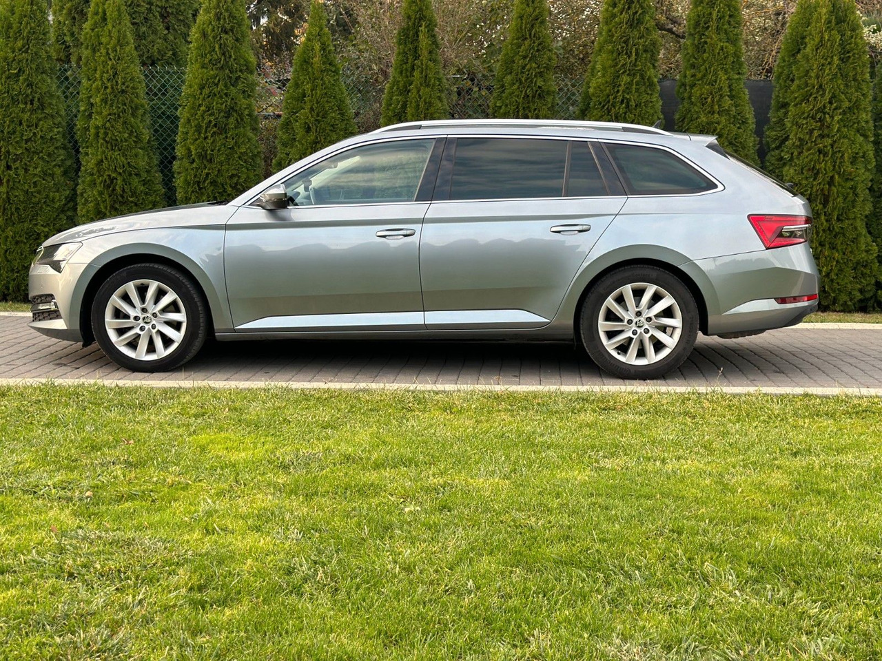 Skoda Superb 2.0 TDI SCR 147kW DSG STYLE COMBI - Automóvel: foto 4 Skoda Superb 2.0 TDI SCR 147kW DSG STYLE COMBI - Automóvel: foto 4