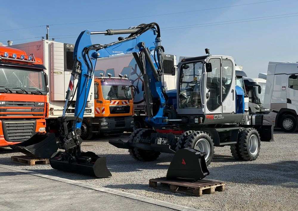 Wacker Neuson 9503-2 TRZY ŁYŻKI - Escavadeira de rodas: foto 1 Wacker Neuson 9503-2 TRZY ŁYŻKI - Escavadeira de rodas: foto 1