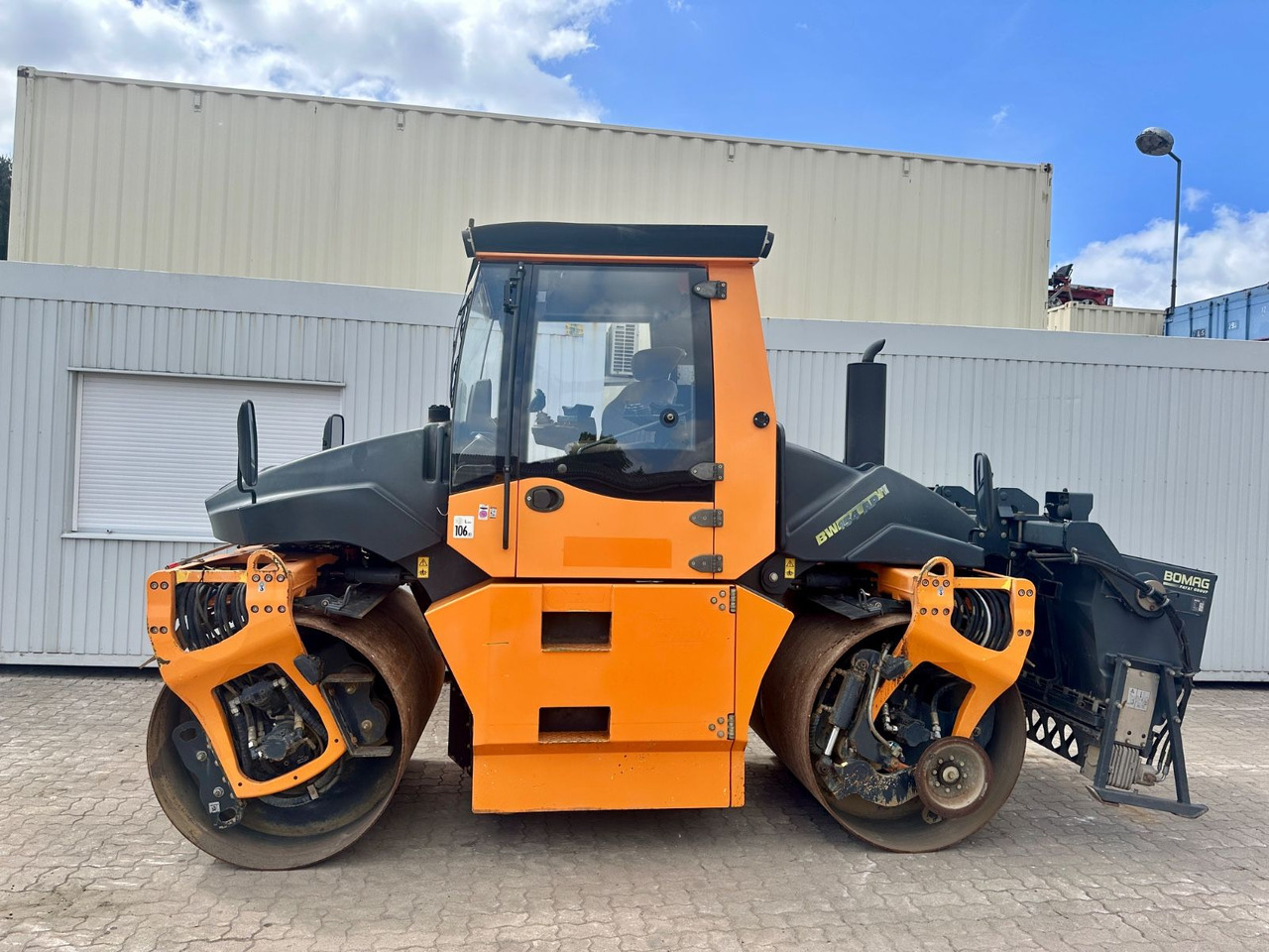 BOMAG 154AP-AM / Streuer / Deutsche Maschine - Compactador de asfalto: foto 1 BOMAG 154AP-AM / Streuer / Deutsche Maschine - Compactador de asfalto: foto 1