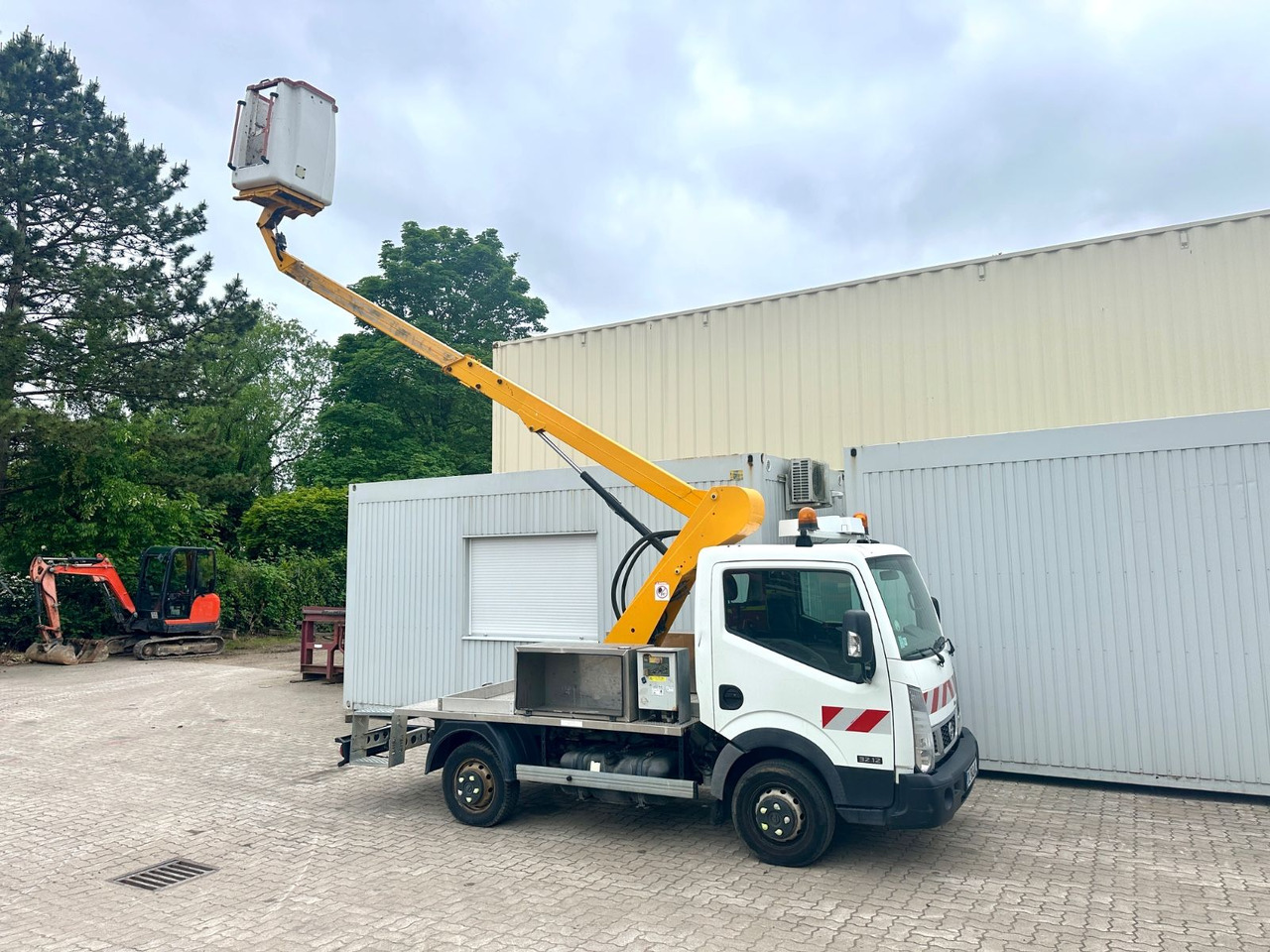 Nissan Cabstar mit Topy11 Arbeitsbühne / 11 Meter - Caminhão com plataforma aérea: foto 1 Nissan Cabstar mit Topy11 Arbeitsbühne / 11 Meter - Caminhão com plataforma aérea: foto 1