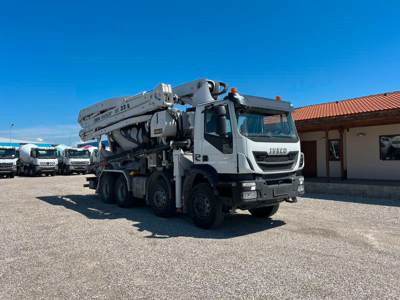 Iveco TRAKKER 500 CIFA MAGNUM MK32L - Autobomba de betão: foto 1 Iveco TRAKKER 500 CIFA MAGNUM MK32L - Autobomba de betão: foto 1