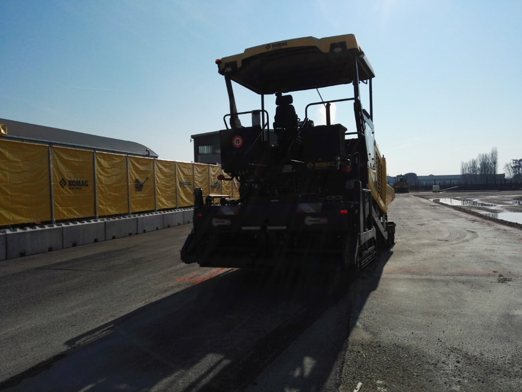 BOMAG IT BF 600 P-2 S500  Stage IV/Tier 4f - Acabadora: foto 3 BOMAG IT BF 600 P-2 S500  Stage IV/Tier 4f - Acabadora: foto 3