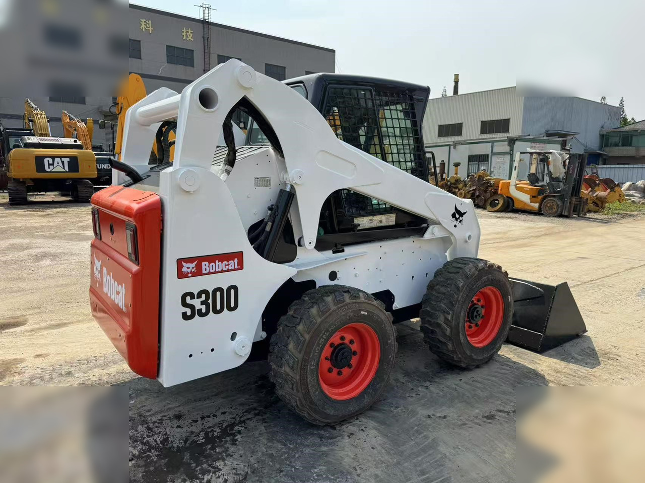 BOBCAT S300 - Mini pá carregadora: foto 3 BOBCAT S300 - Mini pá carregadora: foto 3