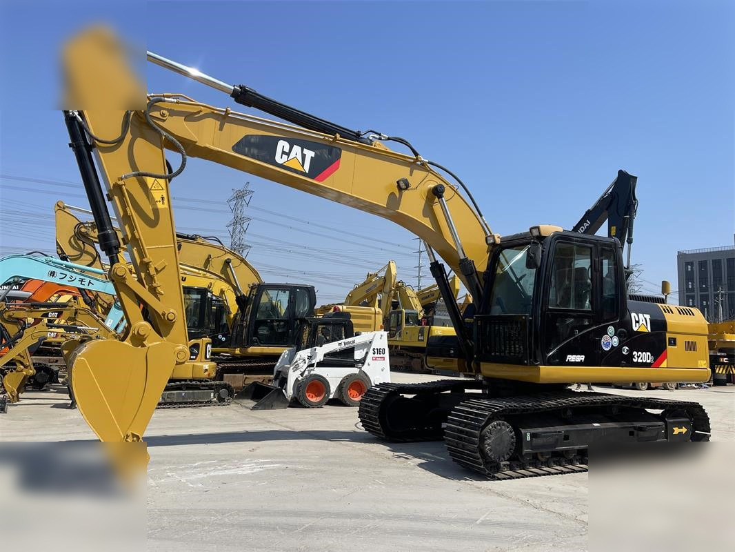 CATERPILLAR 320D2 - Escavadora de rastos: foto 2 CATERPILLAR 320D2 - Escavadora de rastos: foto 2