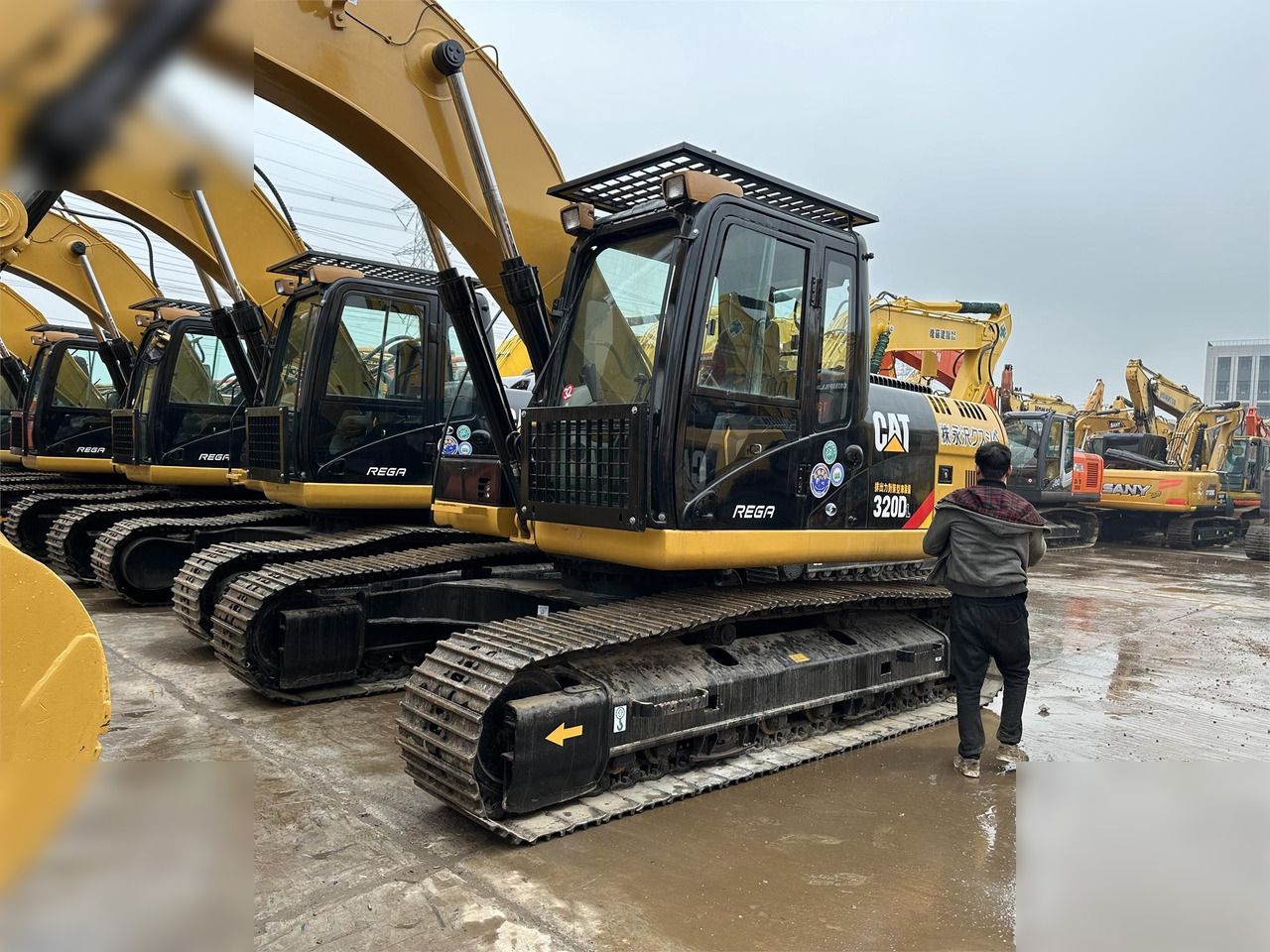 CATERPILLAR 320DL - Escavadora de rastos: foto 3 CATERPILLAR 320DL - Escavadora de rastos: foto 3