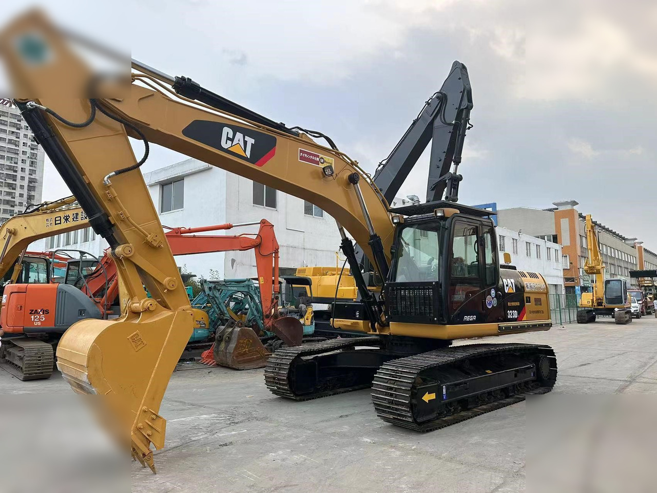 CATERPILLAR 323DL - Escavadora de rastos: foto 1 CATERPILLAR 323DL - Escavadora de rastos: foto 1