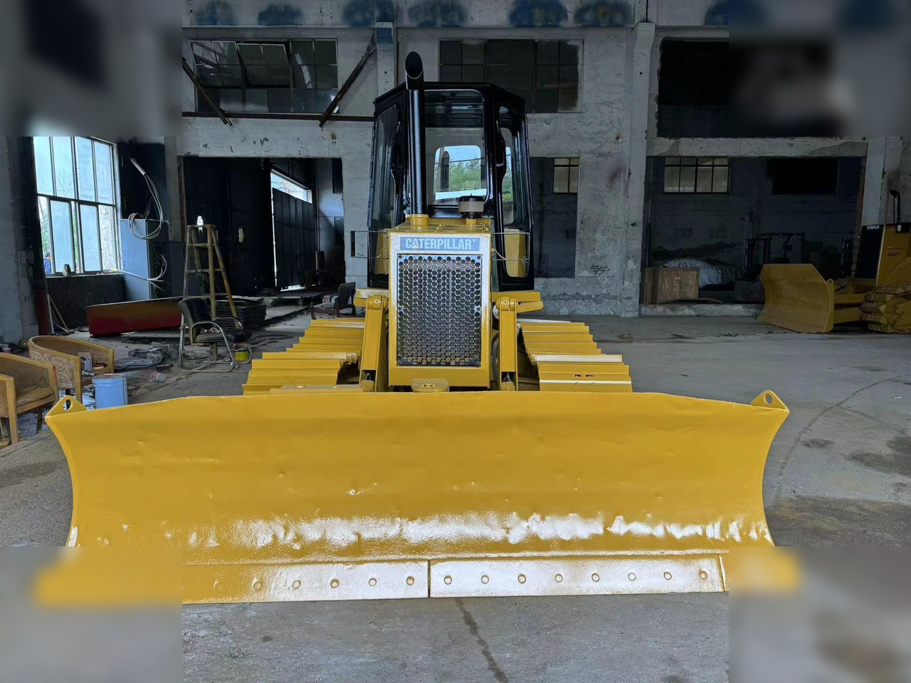 CATERPILLAR D4C - Buldôzer: foto 2 CATERPILLAR D4C - Buldôzer: foto 2