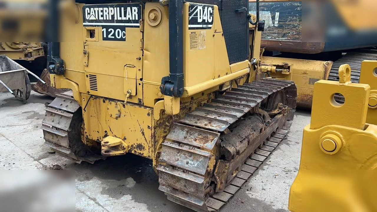 CATERPILLAR D4C - Buldôzer: foto 3 CATERPILLAR D4C - Buldôzer: foto 3