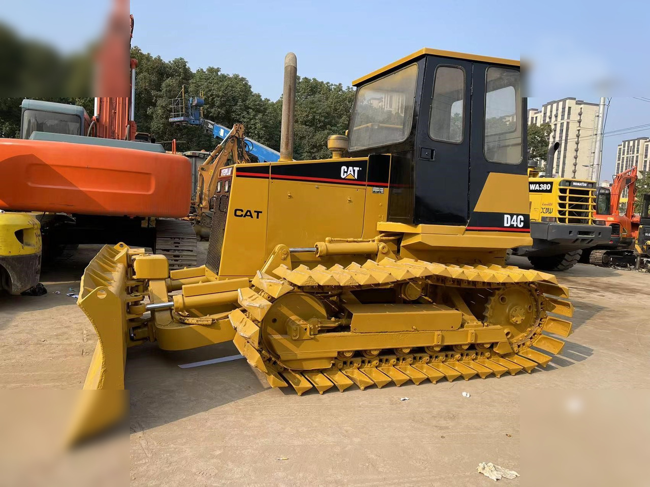 CATERPILLAR D4C - Buldôzer: foto 1 CATERPILLAR D4C - Buldôzer: foto 1