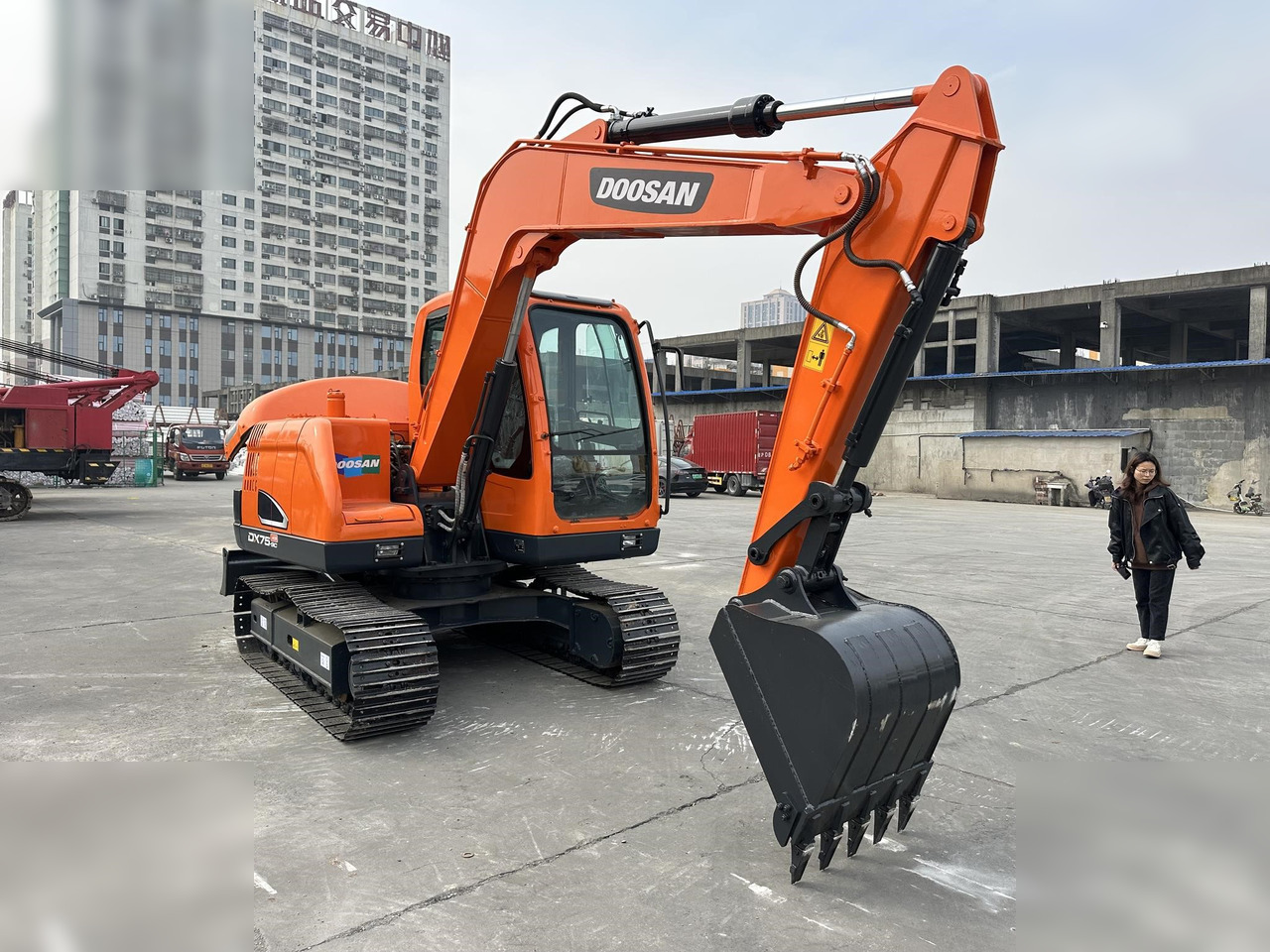 DOOSAN DX75-9CN - Escavadora de rastos: foto 3 DOOSAN DX75-9CN - Escavadora de rastos: foto 3