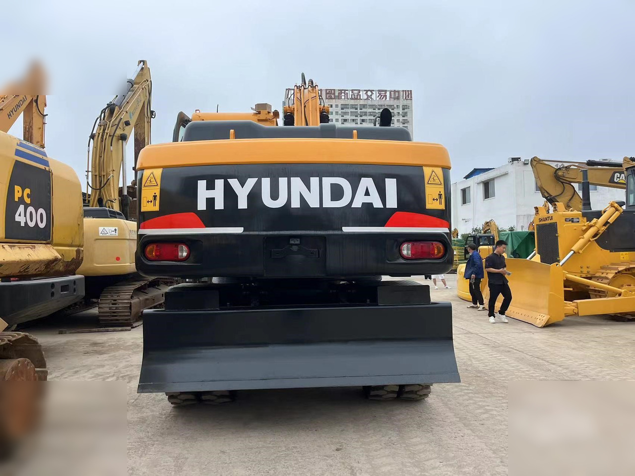 HYUNDAI ROBEX 210W-9 - Escavadeira de rodas: foto 2 HYUNDAI ROBEX 210W-9 - Escavadeira de rodas: foto 2