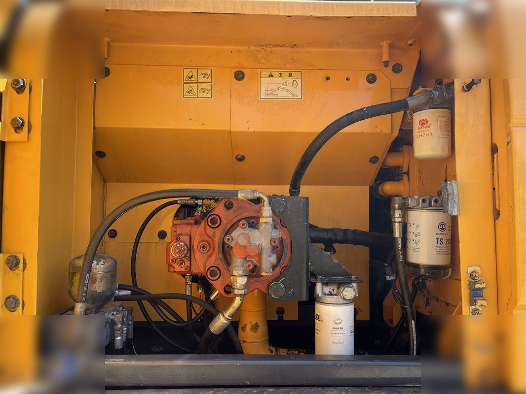 Escavadora de rastos HYUNDAI ROBEX 220 LC-9S: foto 8 Escavadora de rastos HYUNDAI ROBEX 220 LC-9S: foto 8