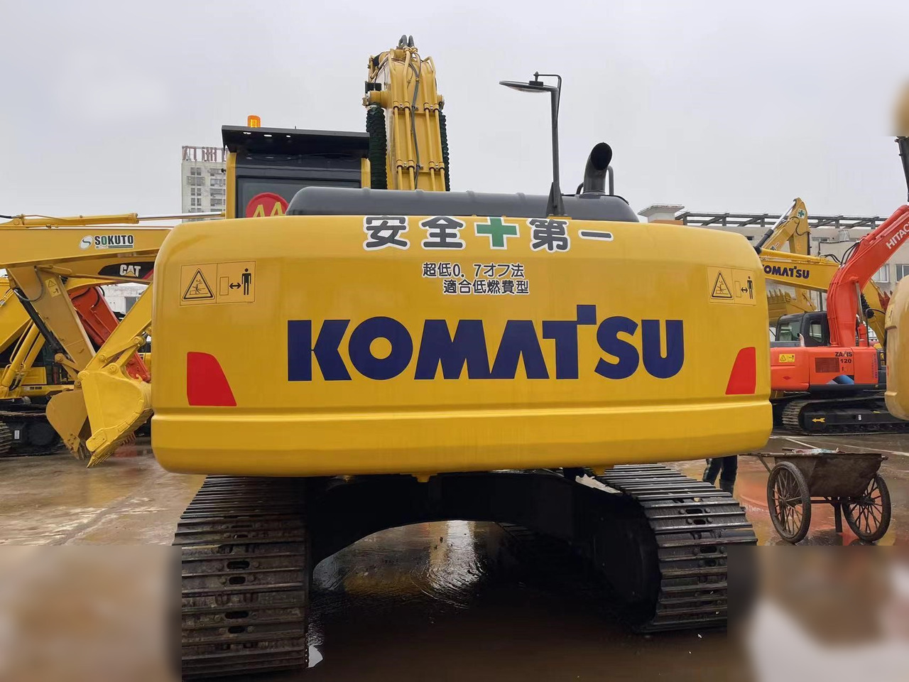 KOMATSU PC220-8 - Escavadora de rastos: foto 4 KOMATSU PC220-8 - Escavadora de rastos: foto 4