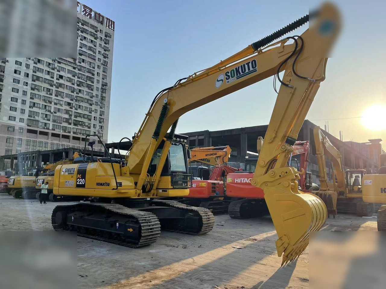 KOMATSU PC220-8 - Escavadora de rastos: foto 1 KOMATSU PC220-8 - Escavadora de rastos: foto 1