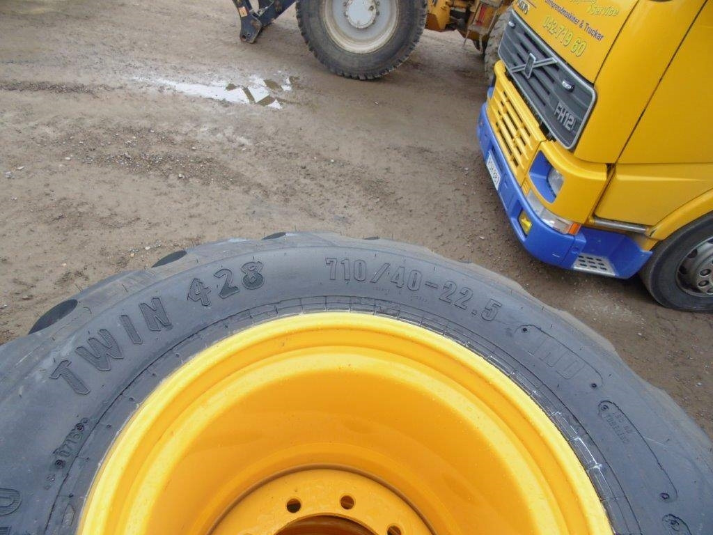 Trelleborg Twin 428 710-40-22,5 med fälg - Roda completa por Máquina de outro: foto 1 Trelleborg Twin 428 710-40-22,5 med fälg - Roda completa por Máquina de outro: foto 1