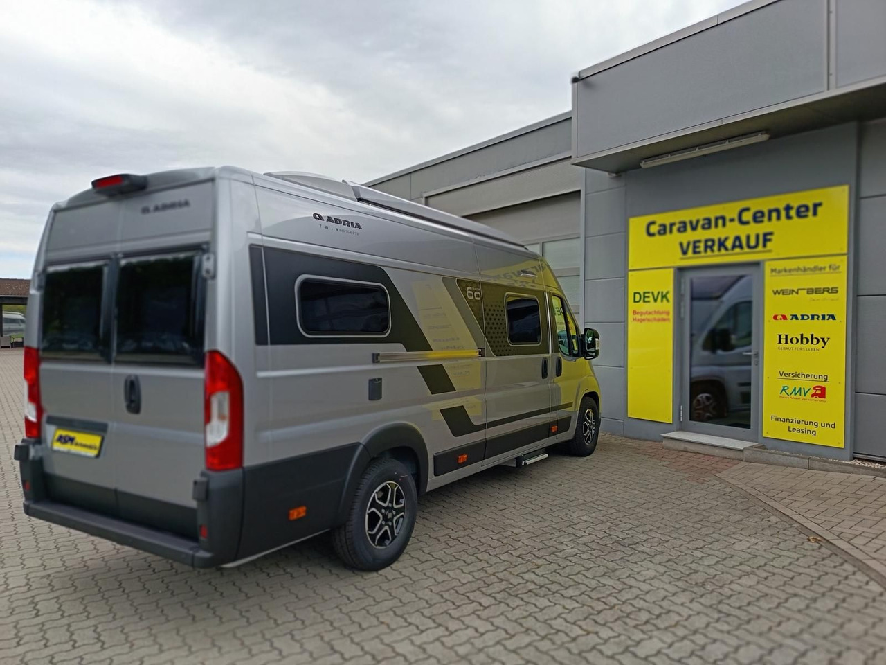 Adria Twin "60Y" 640 SGX 4,25MAXI*JUBILEE*AUFSTELLDACH - Campervan: foto 4 Adria Twin "60Y" 640 SGX 4,25MAXI*JUBILEE*AUFSTELLDACH - Campervan: foto 4
