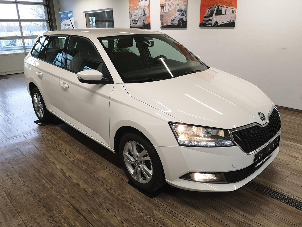 Skoda Fabia Combi Ambition 1.0TSI 81kW+R-KAM+PDC+KLIMA - Automóvel: foto 2 Skoda Fabia Combi Ambition 1.0TSI 81kW+R-KAM+PDC+KLIMA - Automóvel: foto 2