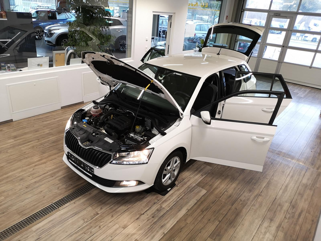 Skoda Fabia Combi Ambition 1.0TSI 81kW+R-KAM+PDC+KLIMA - Automóvel: foto 5 Skoda Fabia Combi Ambition 1.0TSI 81kW+R-KAM+PDC+KLIMA - Automóvel: foto 5