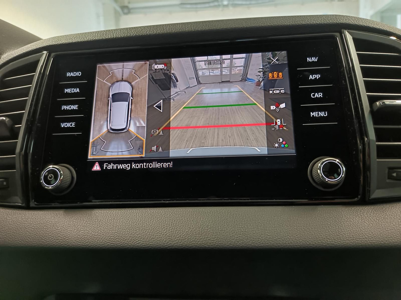 SUV Skoda Karoq Sportline 2,0 TDI DSG 4x4*AHK*PSD*STD.HZG*: foto 15 SUV Skoda Karoq Sportline 2,0 TDI DSG 4x4*AHK*PSD*STD.HZG*: foto 15