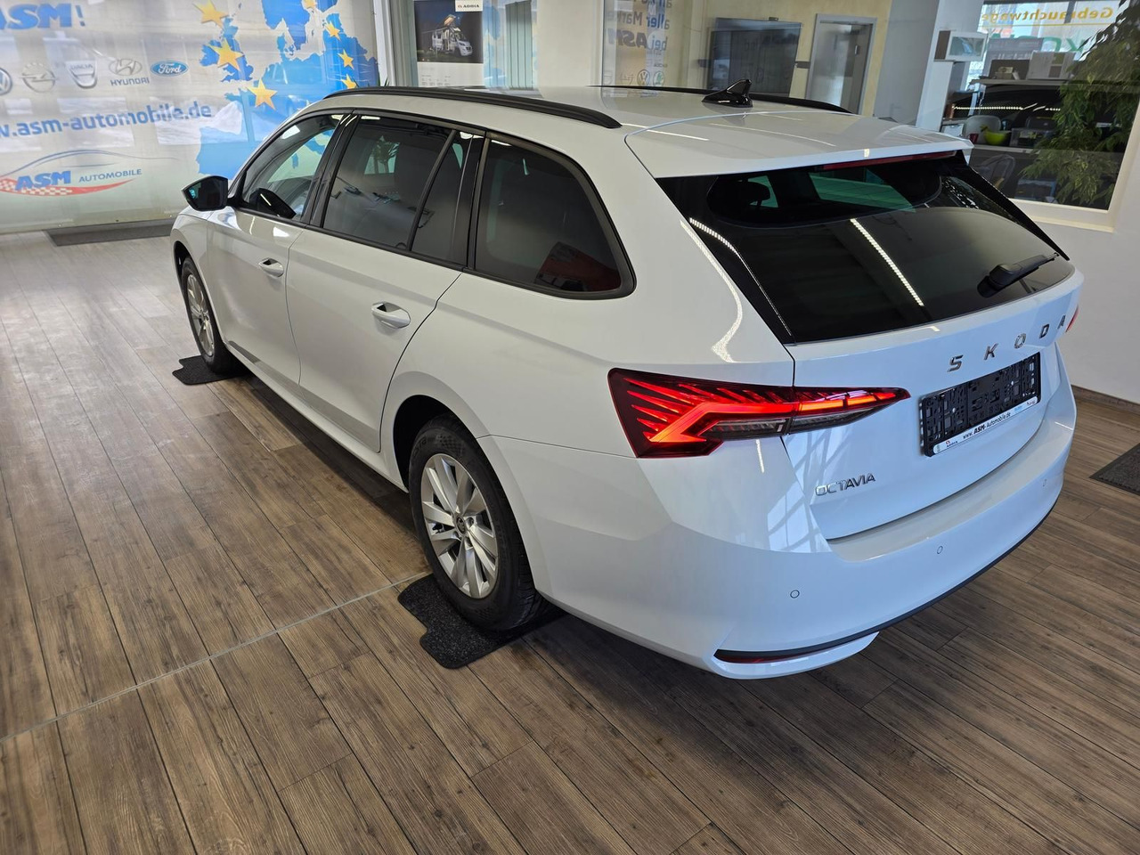 Skoda Octavia Combi Selection DSG*AHK*WINTERPAKET*LED - Carrinha: foto 4 Skoda Octavia Combi Selection DSG*AHK*WINTERPAKET*LED - Carrinha: foto 4