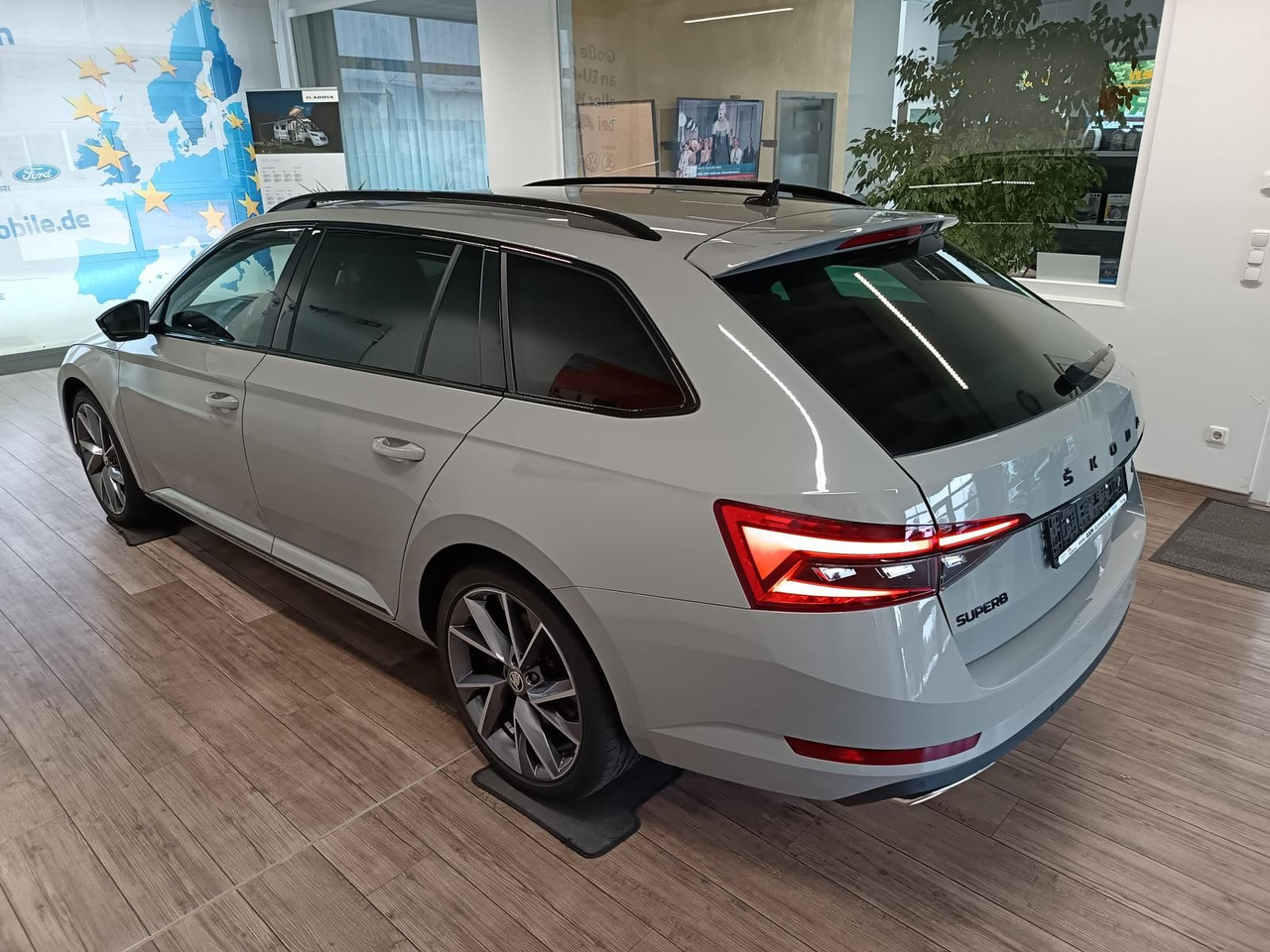 Skoda Superb Combi Sportline 2.0TSI DSG4x4*AHK*DCC*ACC - Automóvel: foto 4 Skoda Superb Combi Sportline 2.0TSI DSG4x4*AHK*DCC*ACC - Automóvel: foto 4
