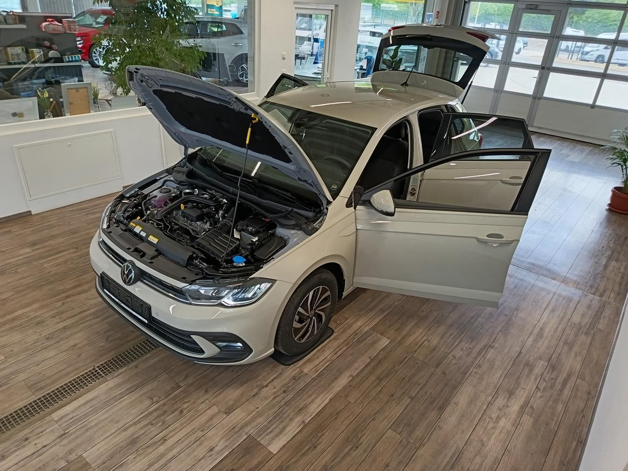 Volkswagen Polo Life 1.0 TSI 70kW DSG*LED*ACC*R-KAM*DAB*PDC - Automóvel: foto 2 Volkswagen Polo Life 1.0 TSI 70kW DSG*LED*ACC*R-KAM*DAB*PDC - Automóvel: foto 2