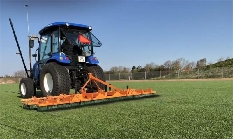 - - - Epoke Turf brush med rivefjedre - Vassoura por Máquina agrícola: foto 1 - - - Epoke Turf brush med rivefjedre - Vassoura por Máquina agrícola: foto 1