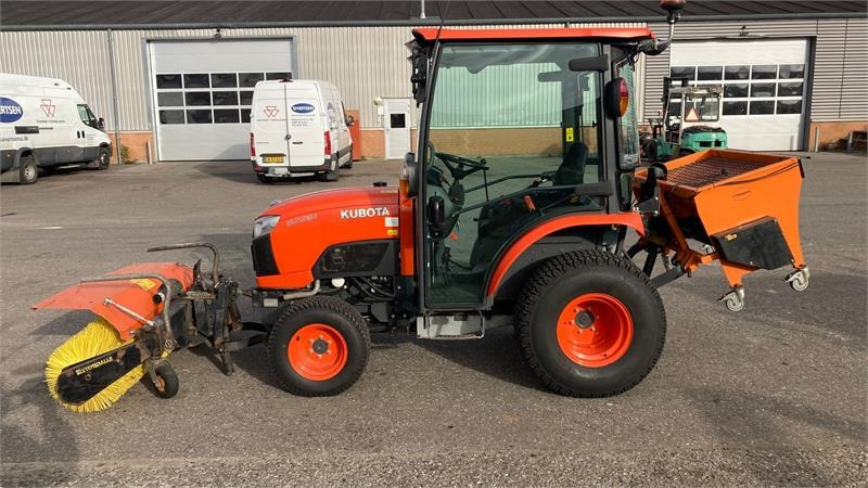 Kubota B2261 med 120 cm kost og udlægger  - Trator municipal: foto 2 Kubota B2261 med 120 cm kost og udlægger  - Trator municipal: foto 2