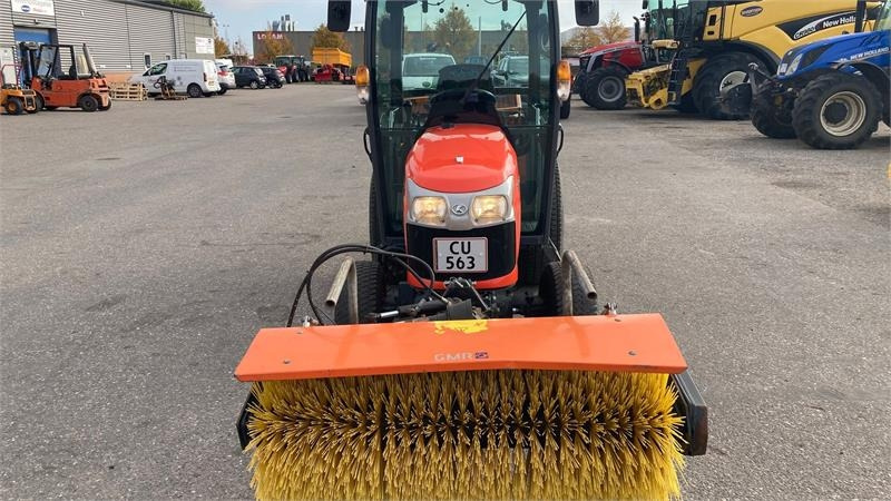 Kubota ST341 inkl. 150 cm kost og udlægger  - Trator municipal: foto 3 Kubota ST341 inkl. 150 cm kost og udlægger  - Trator municipal: foto 3