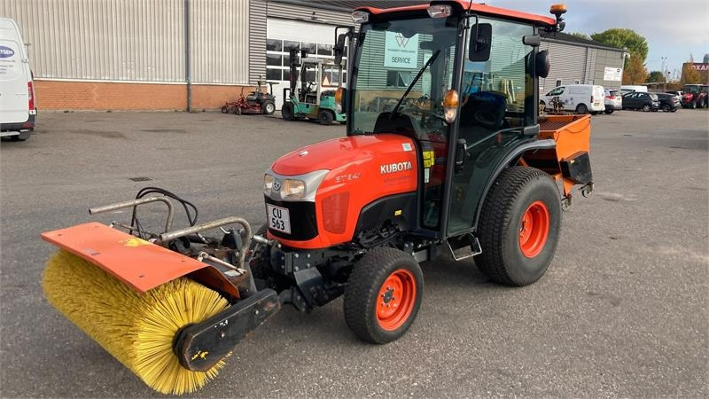 Kubota ST341 inkl. 150 cm kost og udlægger  - Trator municipal: foto 1 Kubota ST341 inkl. 150 cm kost og udlægger  - Trator municipal: foto 1