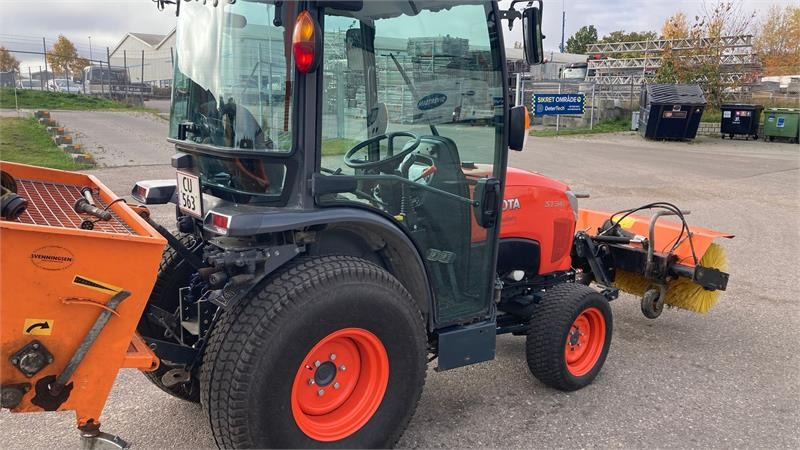 Kubota ST341 inkl. 150 cm kost og udlægger  - Trator municipal: foto 5 Kubota ST341 inkl. 150 cm kost og udlægger  - Trator municipal: foto 5