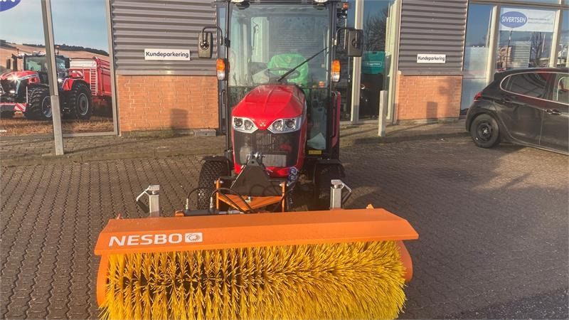 Massey Ferguson 1740 HC Frontlift/pto og 150 cm fejemaskine - Trator municipal: foto 2 Massey Ferguson 1740 HC Frontlift/pto og 150 cm fejemaskine - Trator municipal: foto 2