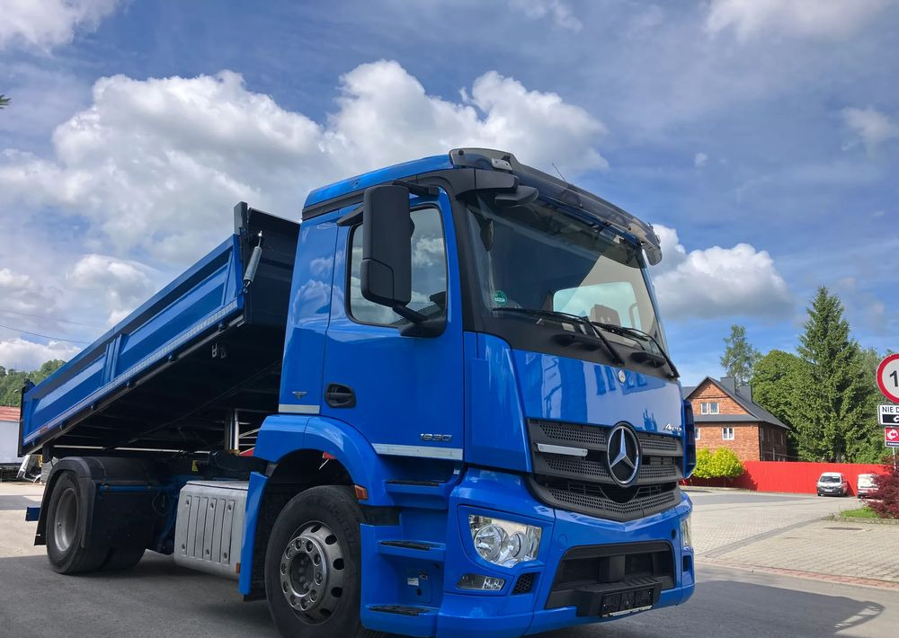 Mercedes-Benz ANTOS 1830 solidny kiper wywrotka blokada mostu - Camião basculante: foto 2 Mercedes-Benz ANTOS 1830 solidny kiper wywrotka blokada mostu - Camião basculante: foto 2