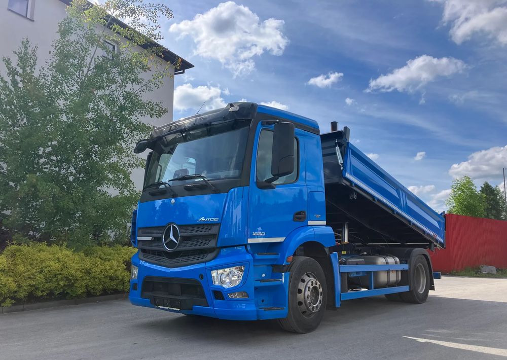 Mercedes-Benz ANTOS 1830 solidny kiper wywrotka blokada mostu - Camião basculante: foto 1 Mercedes-Benz ANTOS 1830 solidny kiper wywrotka blokada mostu - Camião basculante: foto 1