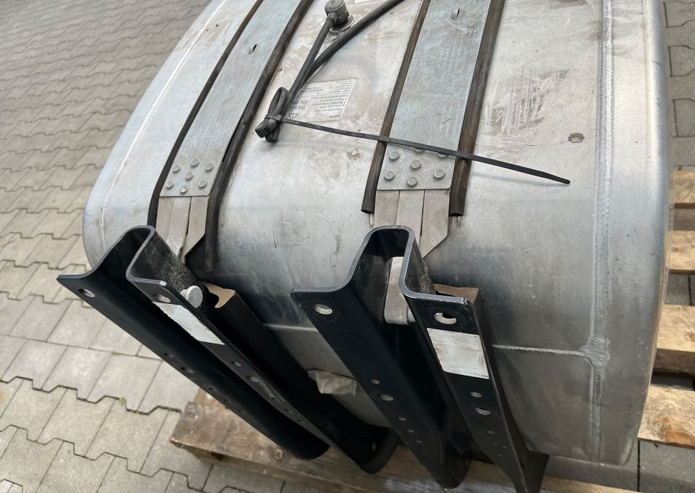 Zbiornik paliwa MAN TGX TGS 250 litrów kompletny - Tanque de combustível por Camião: foto 4 Zbiornik paliwa MAN TGX TGS 250 litrów kompletny - Tanque de combustível por Camião: foto 4