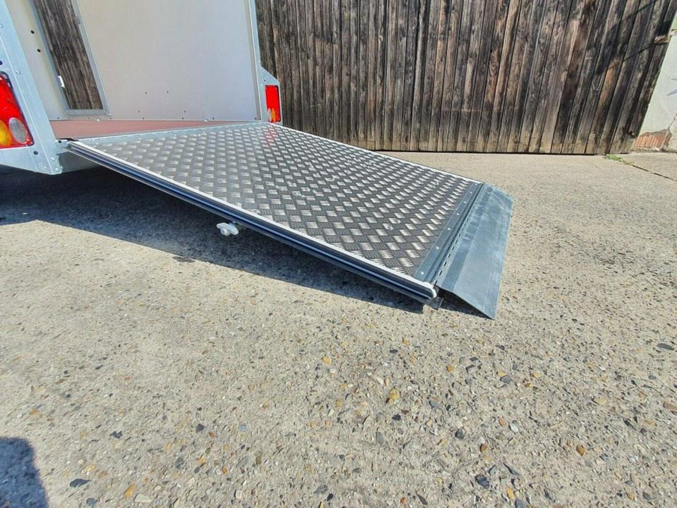 Böckmann PKW-Anhänger Koffer 1,35t Auffahrrampe Ladehöhe 42cm - Reboque para carros: foto 2 Böckmann PKW-Anhänger Koffer 1,35t Auffahrrampe Ladehöhe 42cm - Reboque para carros: foto 2