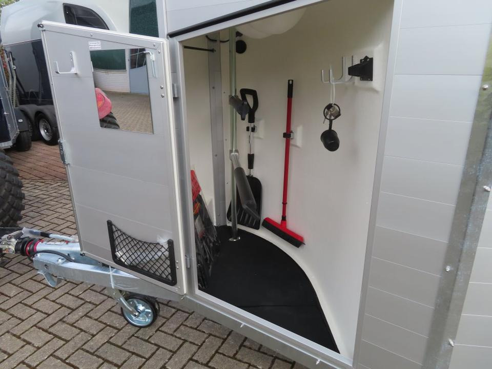 Böckmann Pferdeanhänger Champion R Flügeltür Saka. 100km/h - Reboque para cavalos: foto 4 Böckmann Pferdeanhänger Champion R Flügeltür Saka. 100km/h - Reboque para cavalos: foto 4