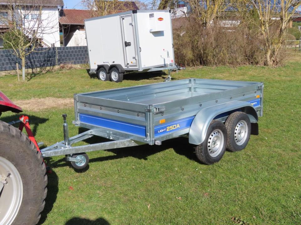 Tandem PKW-Anhänger 750kg Stützrad 2510x1350x370 - Reboque plataforma/ Caixa aberta: foto 1 Tandem PKW-Anhänger 750kg Stützrad 2510x1350x370 - Reboque plataforma/ Caixa aberta: foto 1
