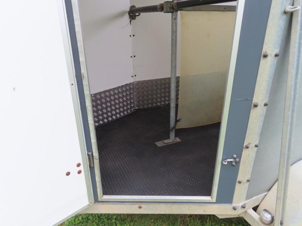 Vieh - Pferdeanhänger, PKW Anhänger, Henra, TÜV NEU - Reboque para cavalos: foto 3 Vieh - Pferdeanhänger, PKW Anhänger, Henra, TÜV NEU - Reboque para cavalos: foto 3