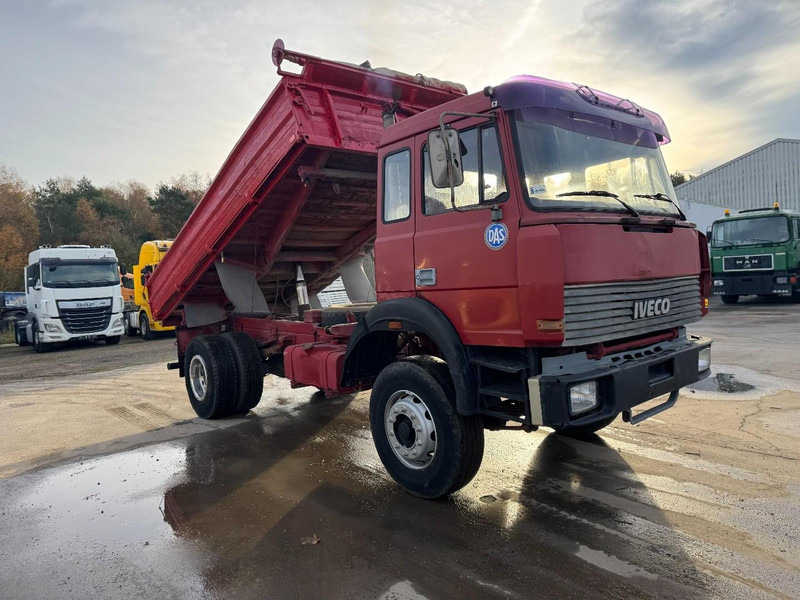 Iveco Magirus 180 - 25 (GRAND PONT / SUSPENSION LAMES / V8 MOTEUR AVEC POMPE MANUELLE / BOITE MANUELLE) - Camião basculante: foto 3 Iveco Magirus 180 - 25 (GRAND PONT / SUSPENSION LAMES / V8 MOTEUR AVEC POMPE MANUELLE / BOITE MANUELLE) - Camião basculante: foto 3
