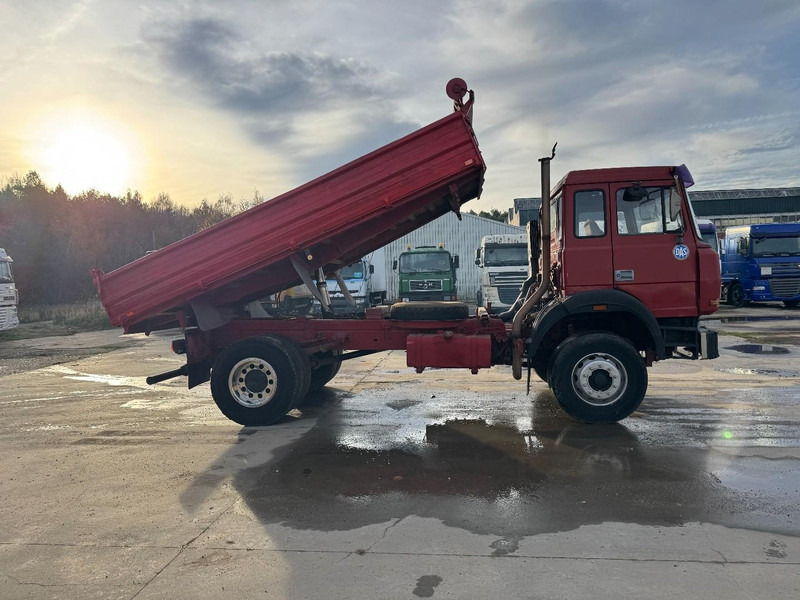 Iveco Magirus 180 - 25 (GRAND PONT / SUSPENSION LAMES / V8 MOTEUR AVEC POMPE MANUELLE / BOITE MANUELLE) - Camião basculante: foto 4 Iveco Magirus 180 - 25 (GRAND PONT / SUSPENSION LAMES / V8 MOTEUR AVEC POMPE MANUELLE / BOITE MANUELLE) - Camião basculante: foto 4