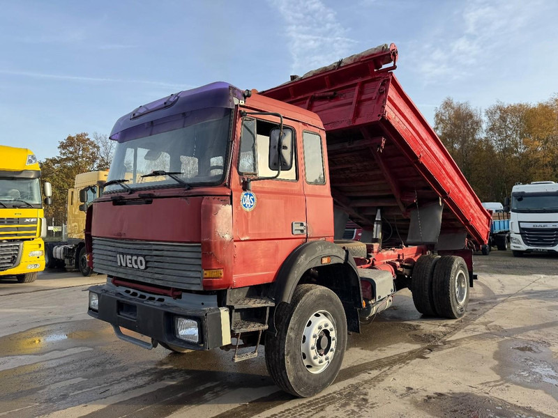 Iveco Magirus 180 - 25 (GRAND PONT / SUSPENSION LAMES / V8 MOTEUR AVEC POMPE MANUELLE / BOITE MANUELLE) - Camião basculante: foto 1 Iveco Magirus 180 - 25 (GRAND PONT / SUSPENSION LAMES / V8 MOTEUR AVEC POMPE MANUELLE / BOITE MANUELLE) - Camião basculante: foto 1