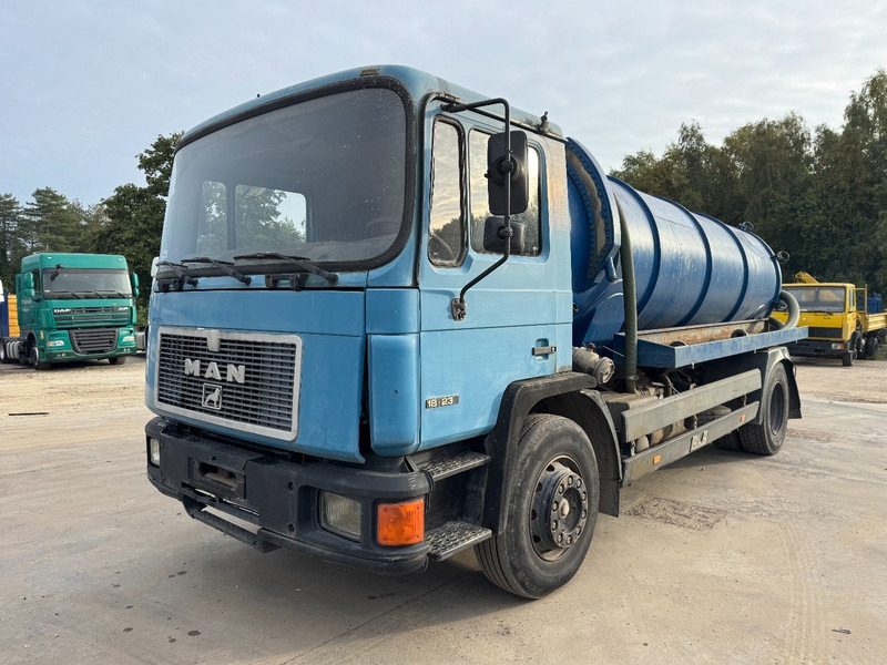 MAN 18.232 (12.000L / STEEL SUSPENSION / 6 CYLINDER WITH MANUAL PUMP) - Caminhão limpa fossa: foto 1 MAN 18.232 (12.000L / STEEL SUSPENSION / 6 CYLINDER WITH MANUAL PUMP) - Caminhão limpa fossa: foto 1