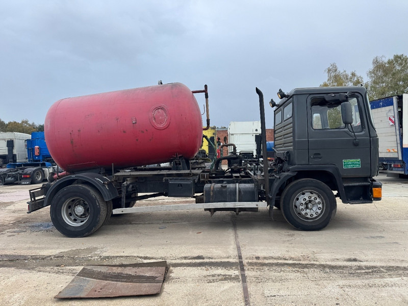 MAN 18.232 (8000 L / 6 CYLINDER WITH MANUAL PUMP / STEEL SUSPENSION) - Caminhão limpa fossa: foto 4 MAN 18.232 (8000 L / 6 CYLINDER WITH MANUAL PUMP / STEEL SUSPENSION) - Caminhão limpa fossa: foto 4