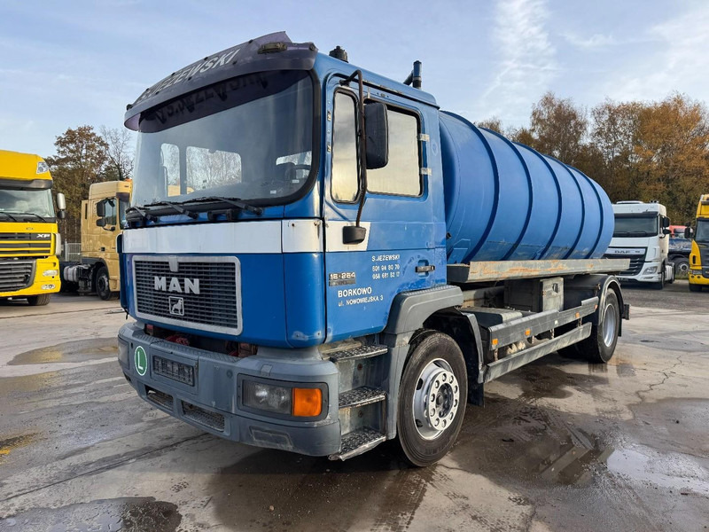 MAN 18.264 (12000 L / 6 CYLINDER / EURO 2 / MANUAL GEARBOX / BOITE MANUELLE) - Caminhão limpa fossa: foto 1 MAN 18.264 (12000 L / 6 CYLINDER / EURO 2 / MANUAL GEARBOX / BOITE MANUELLE) - Caminhão limpa fossa: foto 1