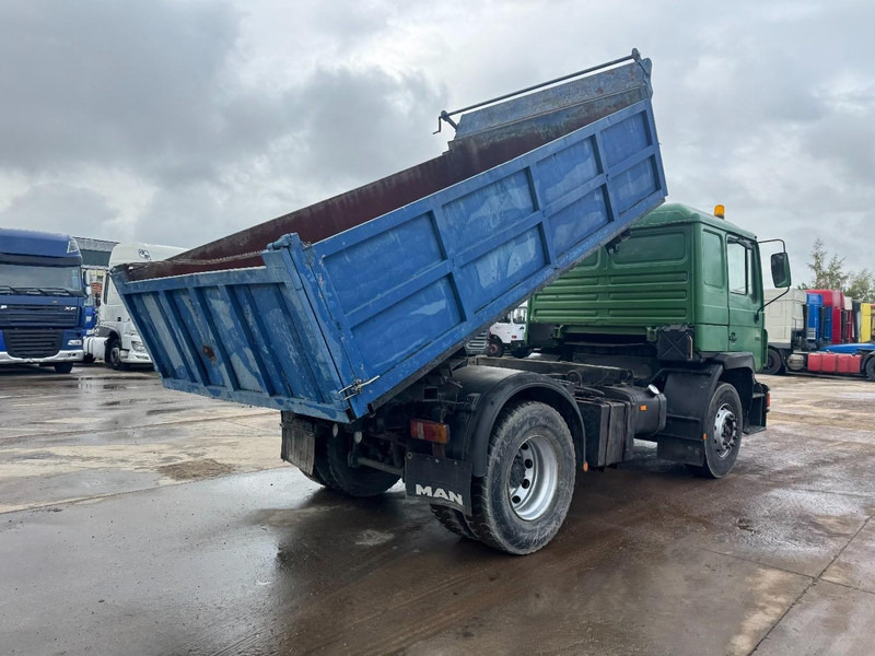 MAN 19.322  (STEEL SUSPENSION & MANUAL PUMP / SUSPENSION LAMES & POMPE MANUELLE) - Carrinha basculante: foto 5 MAN 19.322  (STEEL SUSPENSION & MANUAL PUMP / SUSPENSION LAMES & POMPE MANUELLE) - Carrinha basculante: foto 5