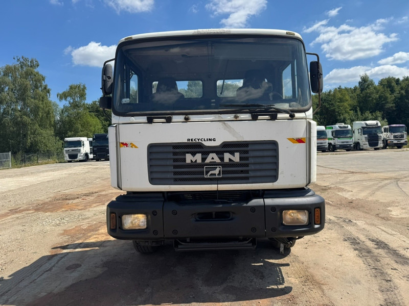 MAN 32.364 (EURO 2 / 6 CYLINDER / 12 TIRES / 8X4 / PERFECT) - Camião chassi: foto 2 MAN 32.364 (EURO 2 / 6 CYLINDER / 12 TIRES / 8X4 / PERFECT) - Camião chassi: foto 2